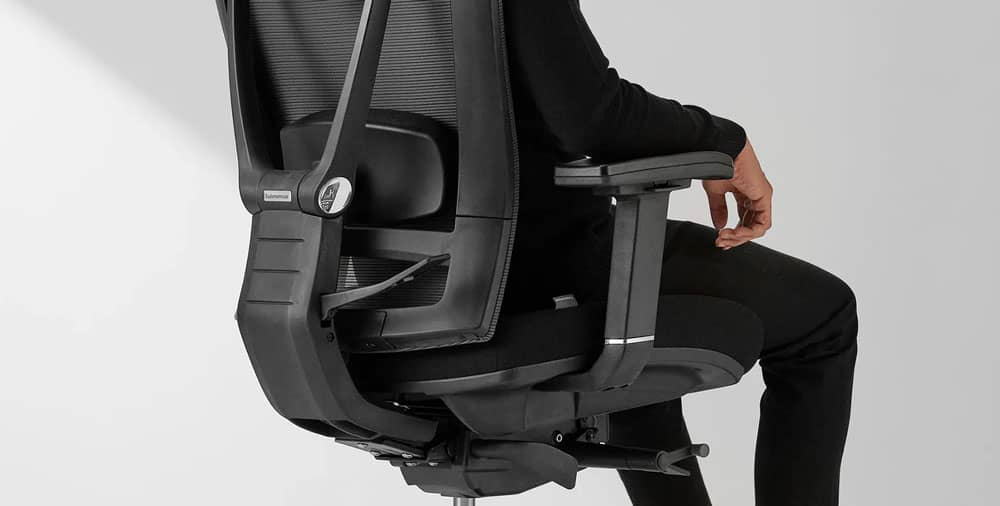 chỉnh phần Lumbar Support trên ghế công thái học cải thiện cơn đau lưng