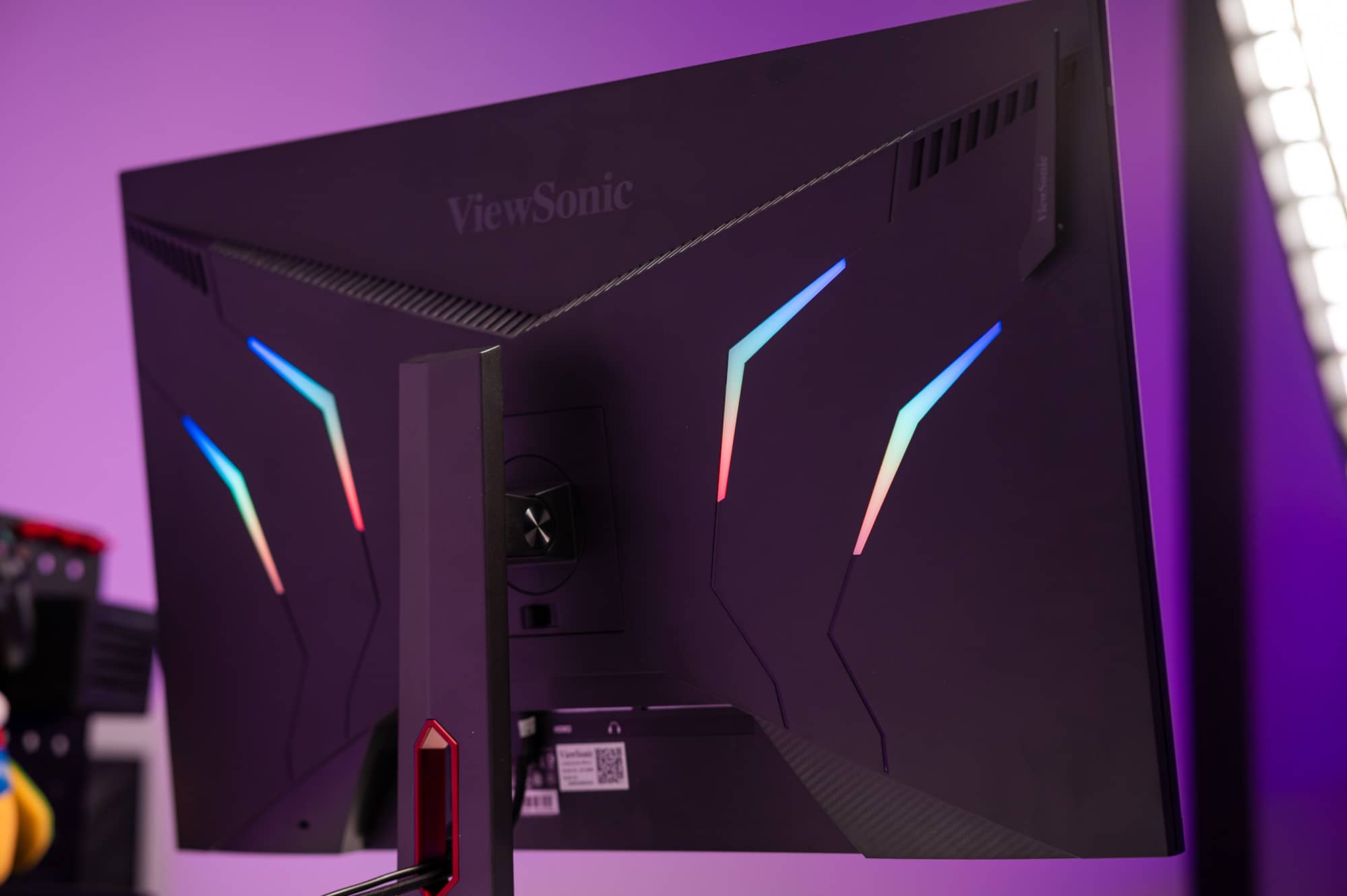 Mặt sau của màn hình Viewsonic VX3219-2K-Pro-2