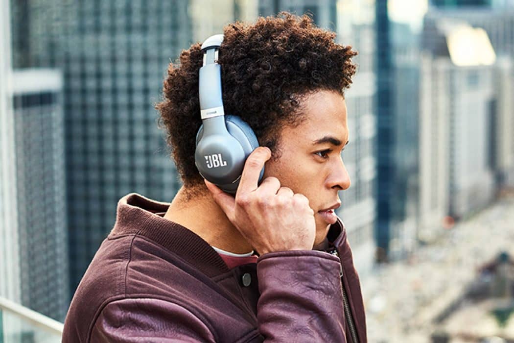 Khoảng cách dài hơn so với tai nghe có dây