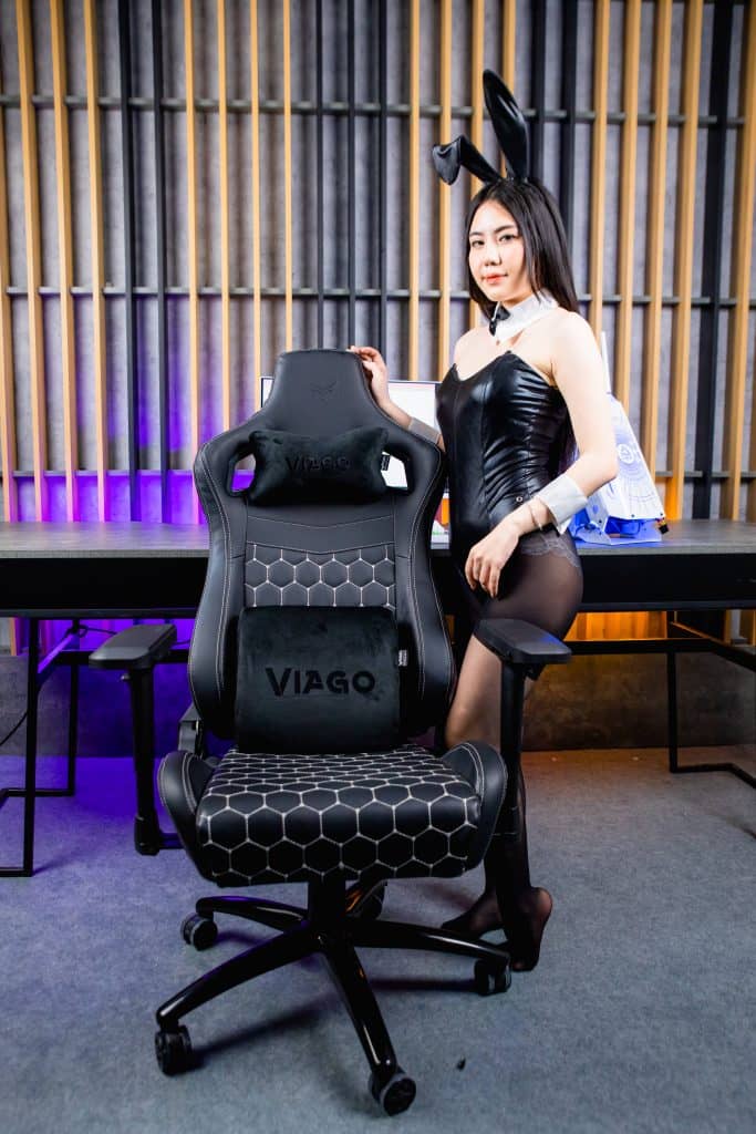 CENTAUR là một thương hiệu sản xuất các loại ghế gaming chất lượng cao, được các game thủ, streamer sử dụng rất nhiều hiện nay. Các sản phẩm của CENTAUR luôn được người tiêu dùng yêu thích và tin tưởng sử dụng. Ngoài chất lượng và thương hiệu thì CENTAUR còn cung cấp cho khách hàng đa dạng sự lựa chọn về mẫu mã và giá thành khác nhau. Các loại ghế của CENTAUR đều được đánh giá là đáp ứng cả 2 tiêu chí là bền và đẹp. Đặc biệt phải kể đến chiếc ghế gaming Viago Black đang làm mưa làm gió trên thị trường dạo gần đây.  Đánh giá chi tiết ghế chơi game CENTAUR VIAGO BLACK   Centaur cho ra mắt các sản phẩm ghế gaming có thiết kế công thái học mà tiêu biểu ở thế hệ ghế gaming mới này, đó chính là Centaur Viago. Đây là chiếc ghế gaming mà chúng tôi đánh giá là sự nâng cấp hoàn hảo từ tất cả các mẫu ghế trước đây của hãng.  Centaur mang đến với người dùng nhiều dòng sản phẩm ghế gaming chất lượng với thiết kế, chất liệu, màu sắc,….  Phần khung ghế được đúc thép 100% trải dài từ trên xuống dưới ,ngoài ra Centaur trang bị cho Centaur Viago những linh kiện cực kỳ cao cấp, cụ thể là phần chân và bệ đỡ. Phần chân được làm từ hợp kim nhôm(Loại chân ghế đắt nhất hiện nay) được sơn tĩnh điện màu đen đẹp mắt, kết hợp cùng với trụ thuỷ lực Class 4 cho trọng tải lên tới 150kg. Ngoài ra , phần bệ đỡ cũng là loại bệ đỡ con ếch với tính năng ngả thêm 15 độ và khoá góc.  Một trong những dòng ghế gaming da PVC leather với chất da cao cấp chống xước,chống nhăn và dễ dàng vệ sinh. Tổng thể chiếc ghế rất mượt mà, các đường chỉ phần viền may rất gọn gàng và đẹp và  tinh tế, hầu như không tìm thấy vết nhăn của da ở phần đệm hay phần lưng ghế. Mang dáng dấp của một chiếc ghế cao cấp, dĩ nhiên không thể thiếu được phần kê tay 4D  có thể xoay 4 chiều, di chuyển  trước-sau, trái-phải vô cùng linh hoạt.  Centaur Viago là một trong những dòng sản phẩm ghế gaming Centaur được hãng sản xuất trang bị lớp đệm đúc nguyên khối cực kỳ dày,có thể nói một trong những sản phẩm nào có phần đệm ngồi dày nhất trong phân khúc giá.