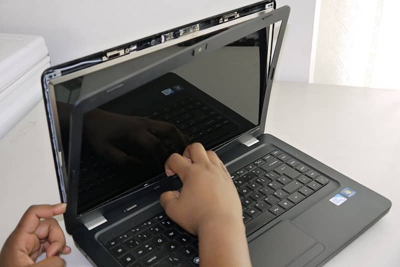 Laptop Dell mở không lên màn hình chính