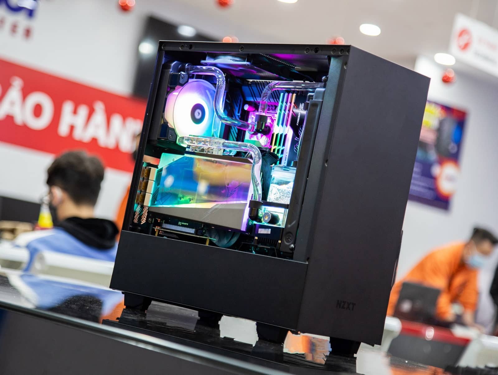 Card đồ họa với block nước được lắp dựng dọc