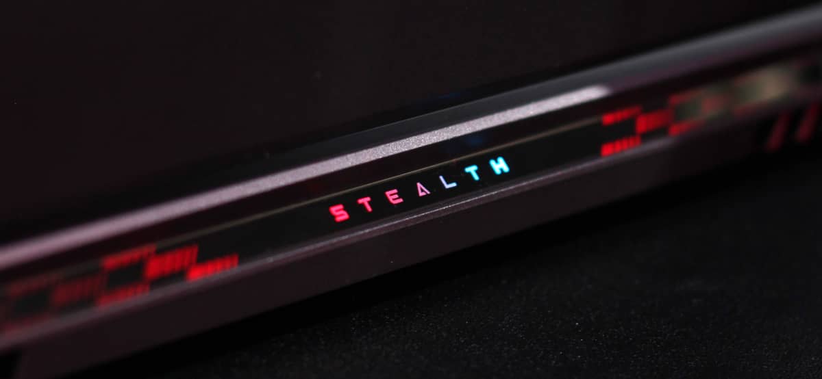 Những người hâm mộ môn thể thao tốc độ sẽ dễ dàng nhận thấy thiết kế đặc trưng của xe đua Mercedes xuất hiện tinh tế trên khắp vị trí của laptop, từ mặt lưng, bàn phím, phím cách cho đến nút nguồn.