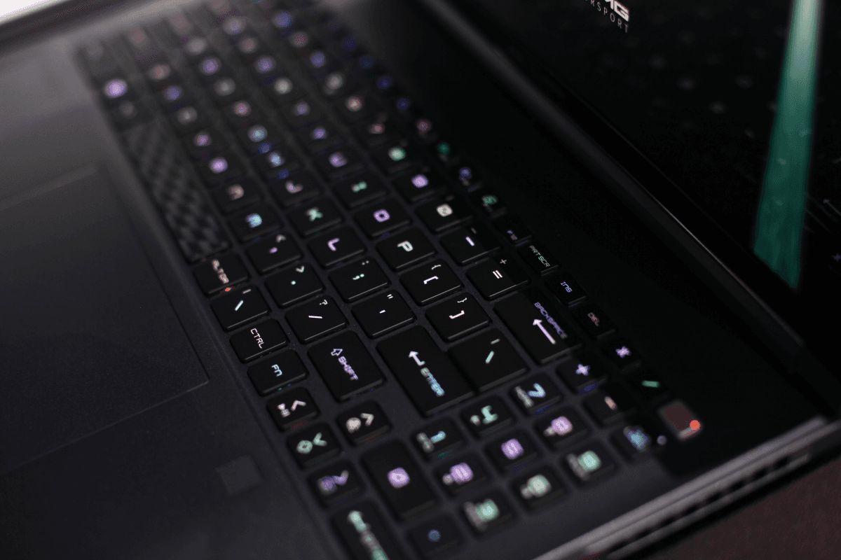 Hệ thống đèn màu RGB trên dải bàn phím do SteelSeries thiết kế