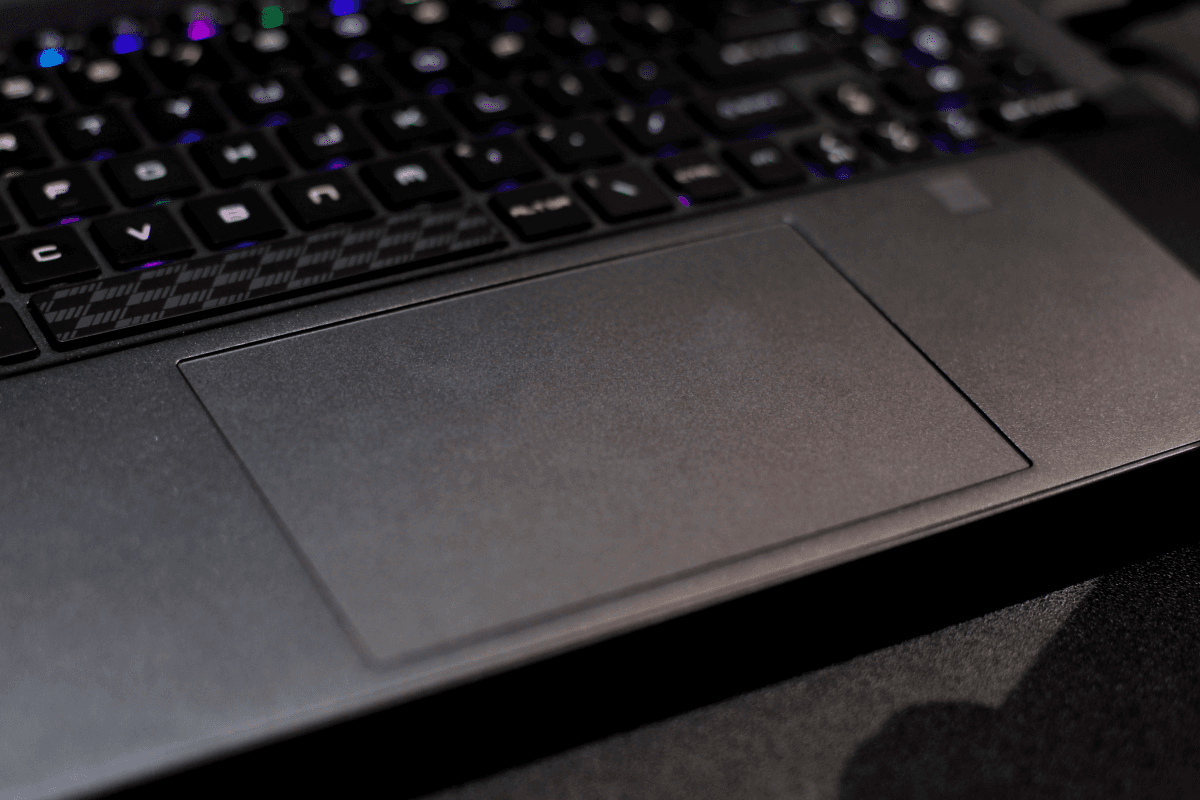 MSI Stealth 16 dùng bàn di chuột kích thước lớn