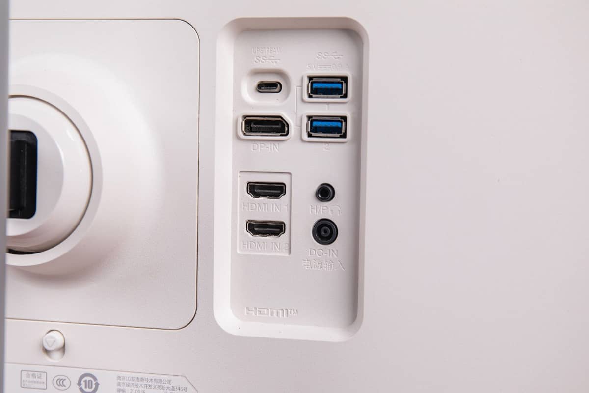 Cổng kết nối của LG 27UP850N