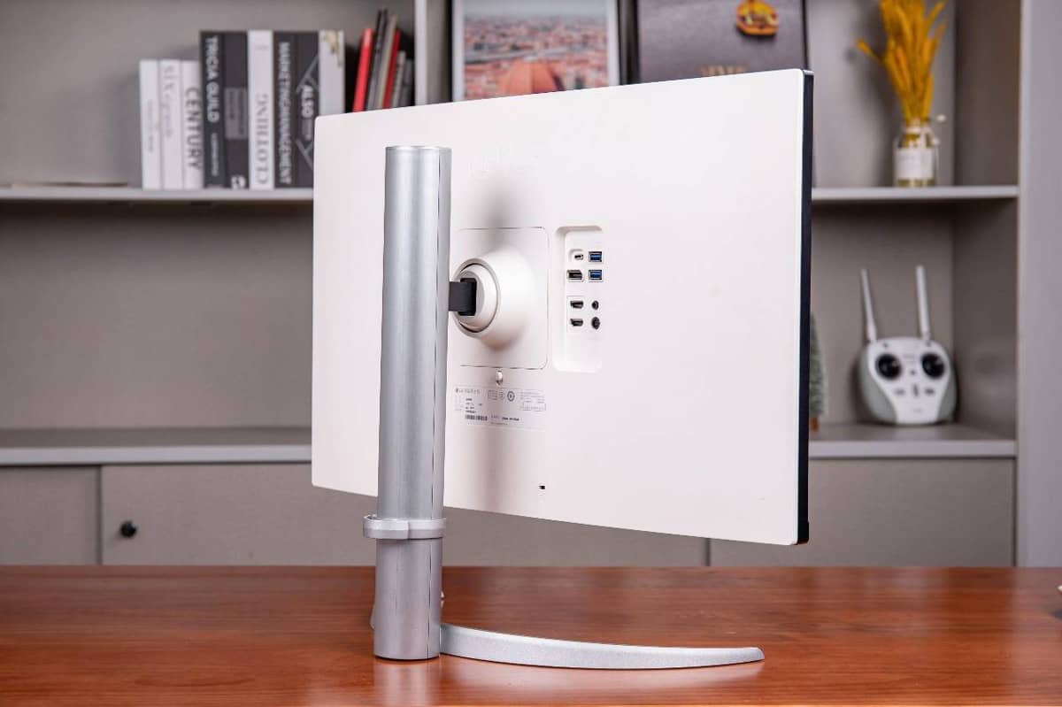 LG 27UP850N sở hữu thiết kế tinh tế và tiện lợi