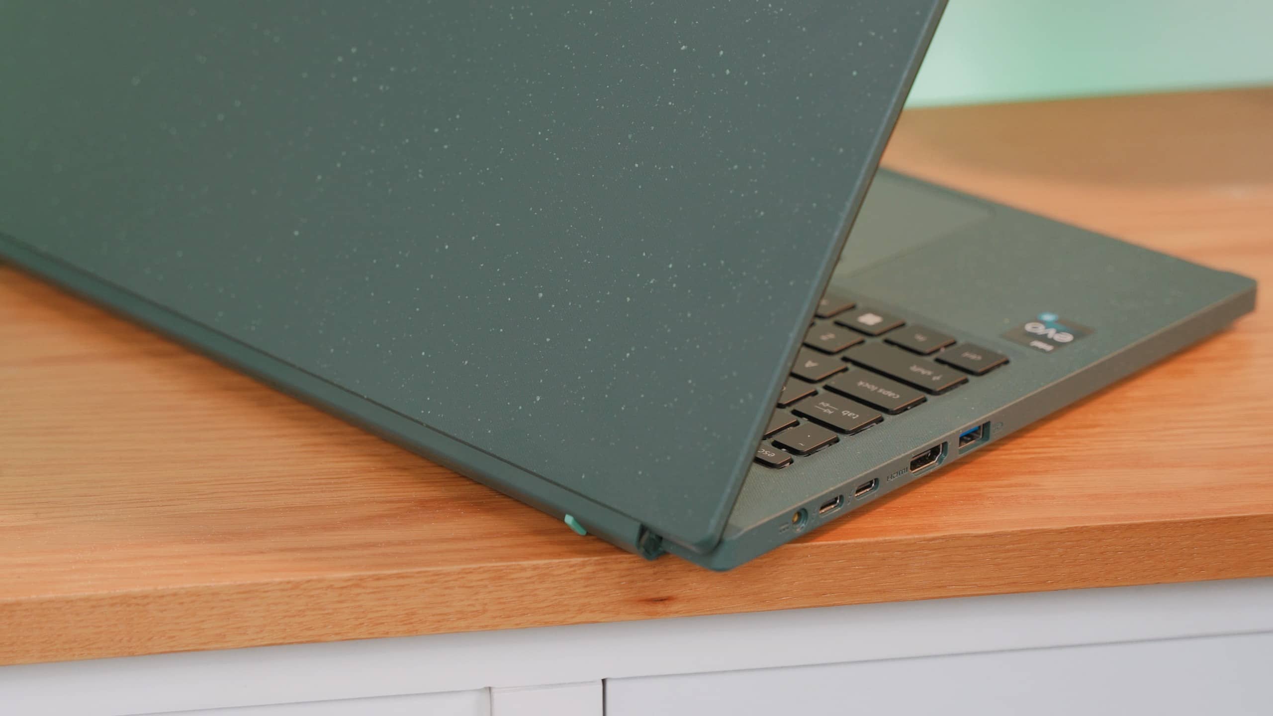 Với dung lượng pin lên tới 48Wh, bạn có thể Onscreen liên tục và làm các tác vụ cơ bản lên tới 4h30 phút, dĩ nhiên là bật thêm chế độ Eco+ tiết kiệm điện năng