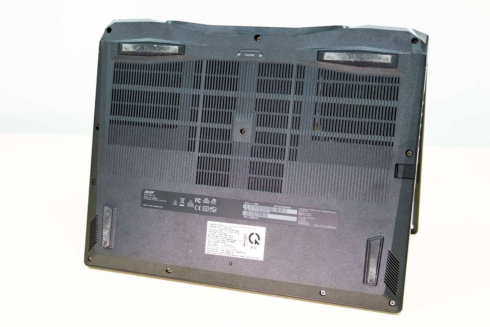 Acer Nitro 17 Phoenix vẫn giữ nguyên phong cách hình khối vuông vức, với những đường viền góc cạnh