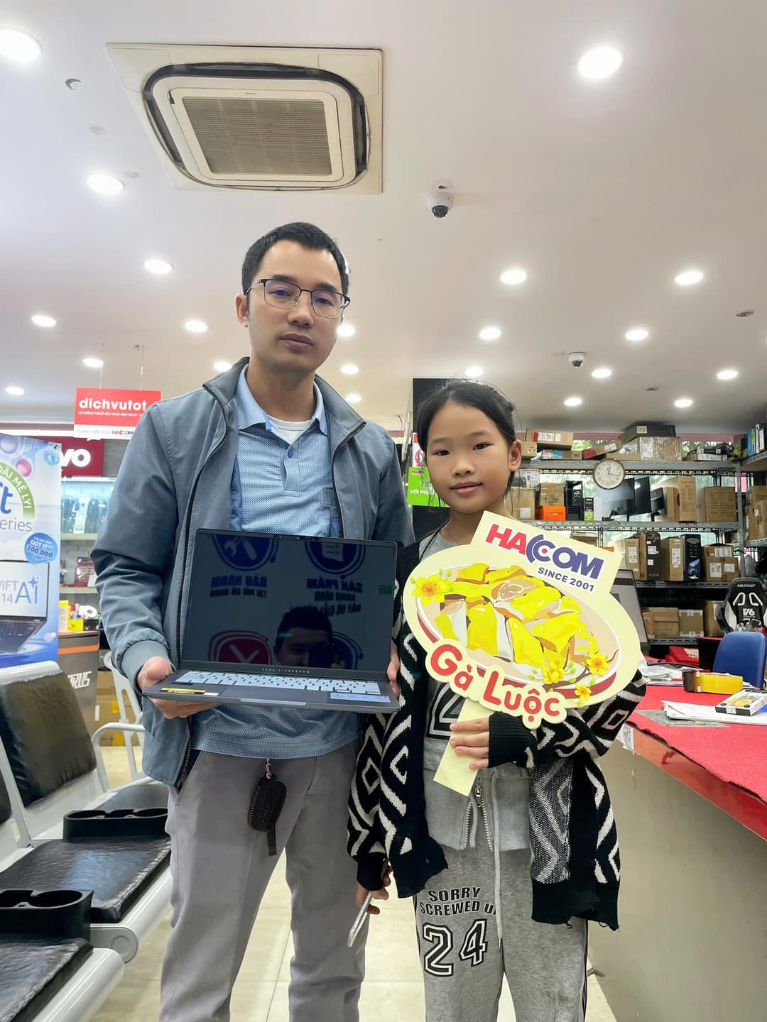 khach_hang_Laptop Asus VivoBook M3407KA-SF034WS (R5 AI 330/16GB RAM/512GB SSD/14 WUXGA/Win11/Bạc) 9