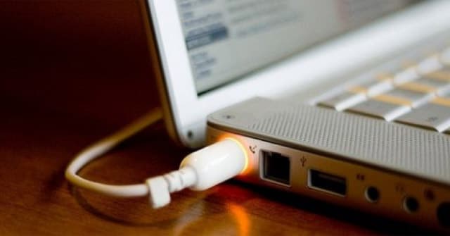 Nguyên nhân cắm sạc vào Laptop đèn Adapter bị tắt? Cách khắc phục