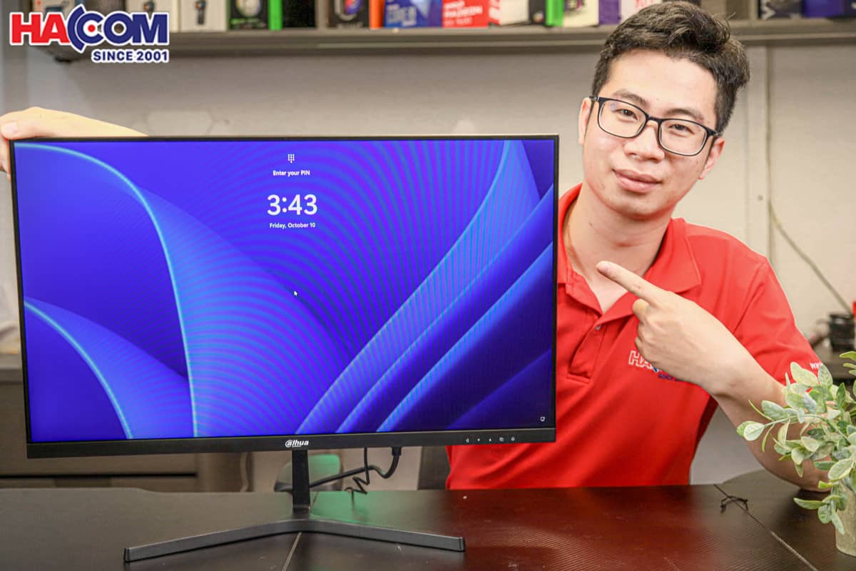 Màn hình Dahua DHI-LM24-B221 cùng người HACOM