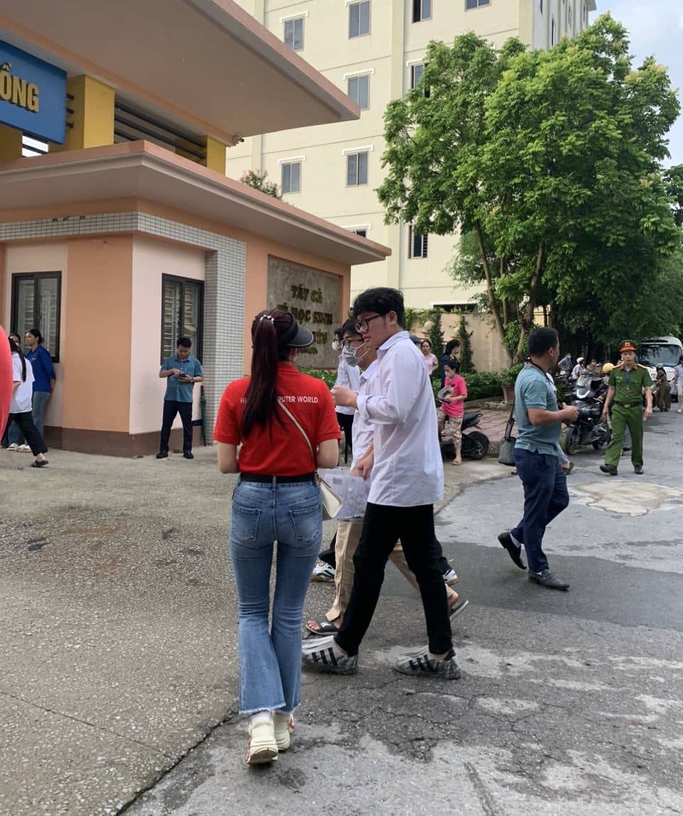 nhân viên HACOM tặng nước