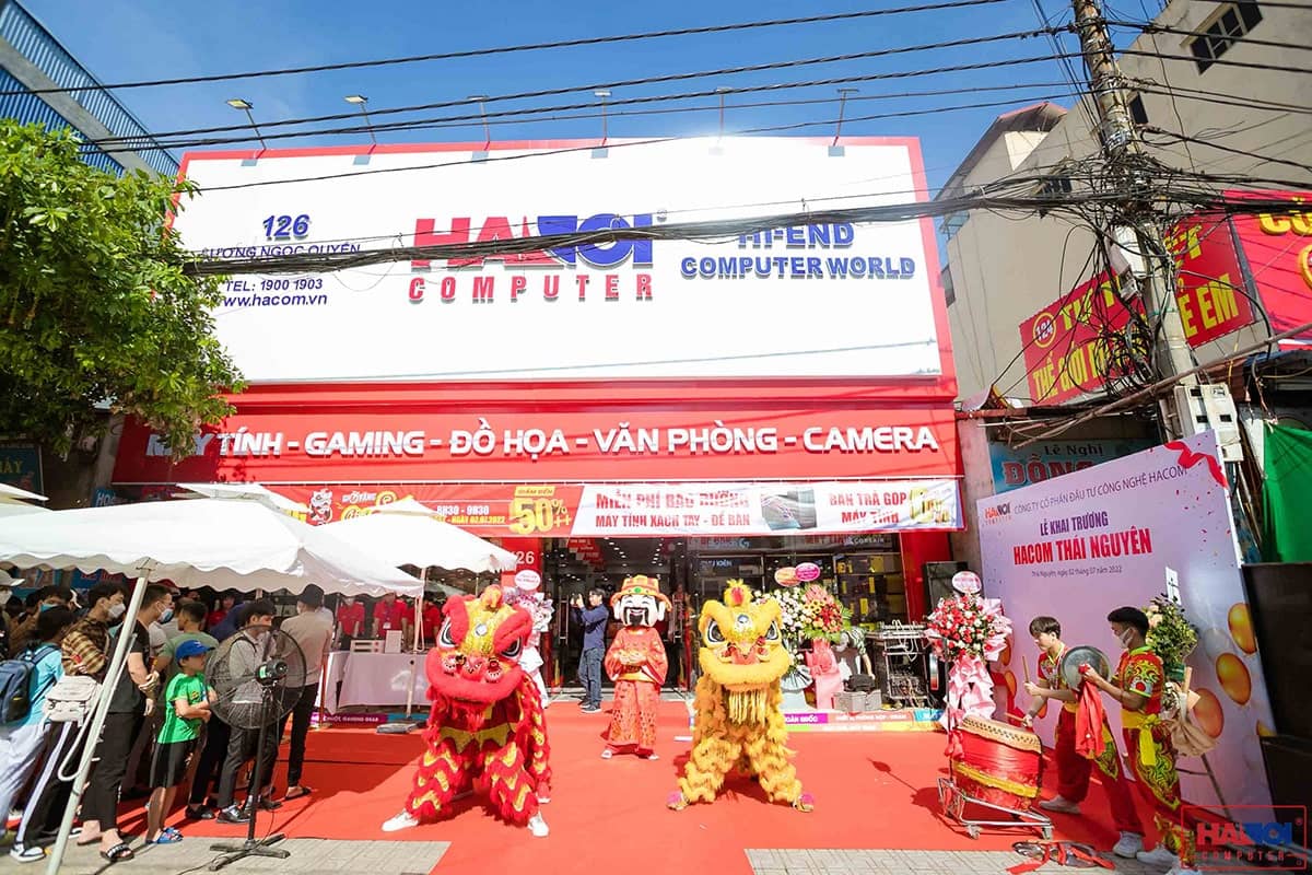 Nhân viên HACOM biểu diễn múa lân khai trương showroom HACOM Thái Nguyên