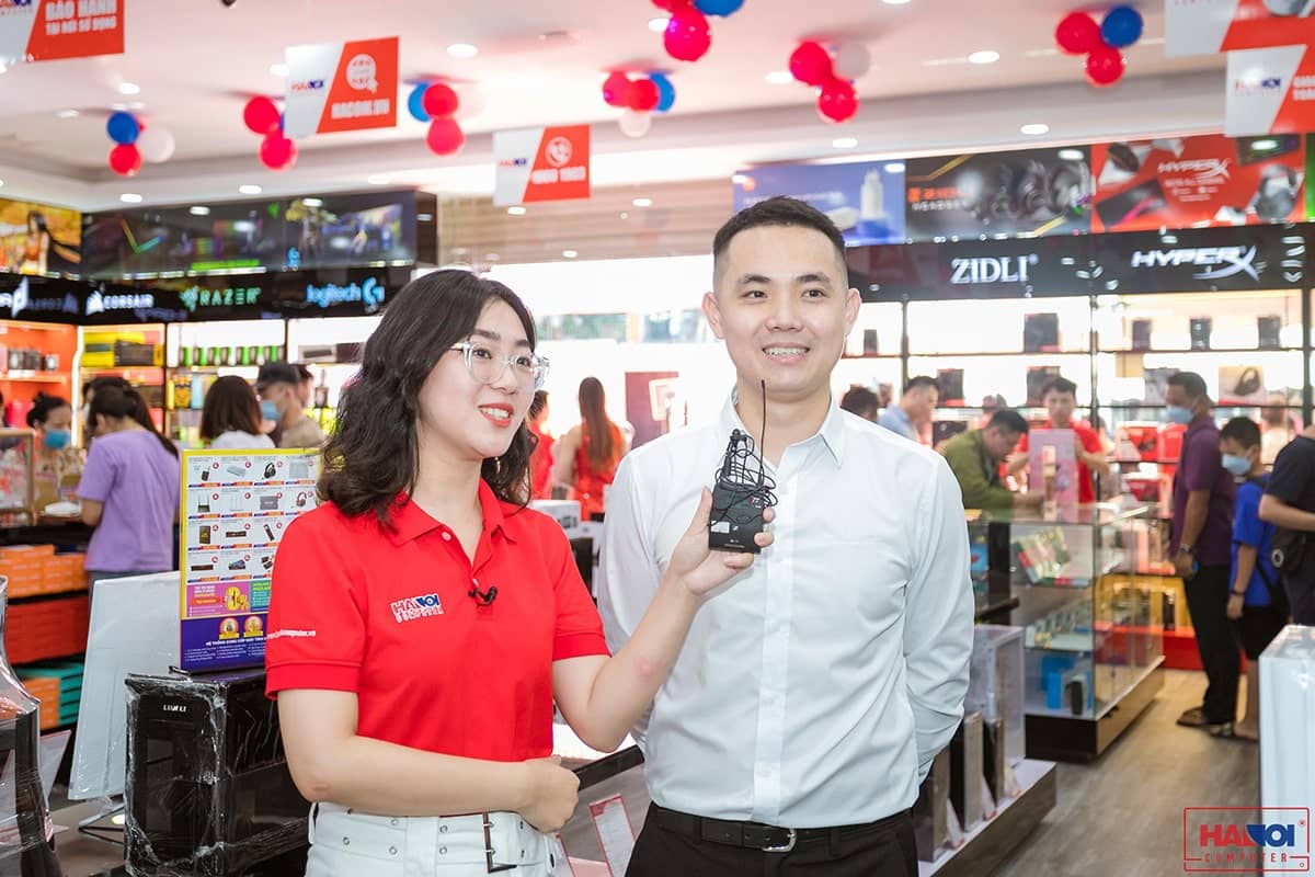 Nhân viên HACOM phỏng vấn khách hàng nhân dịp khai trương Showroom HACOM Thái Nguyên