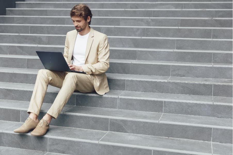 ASUS Zenbook 14 Laptop AI mỏng nhẹ với màn hình Lumina OLED chuẩn màu sắc