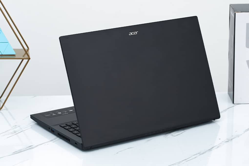 Acer Gaming Aspire 7 cũng được trang bị đầy đủ các cổng kết nối, mang lại sự tiện lợi tối đa cho học sinh sinh viên