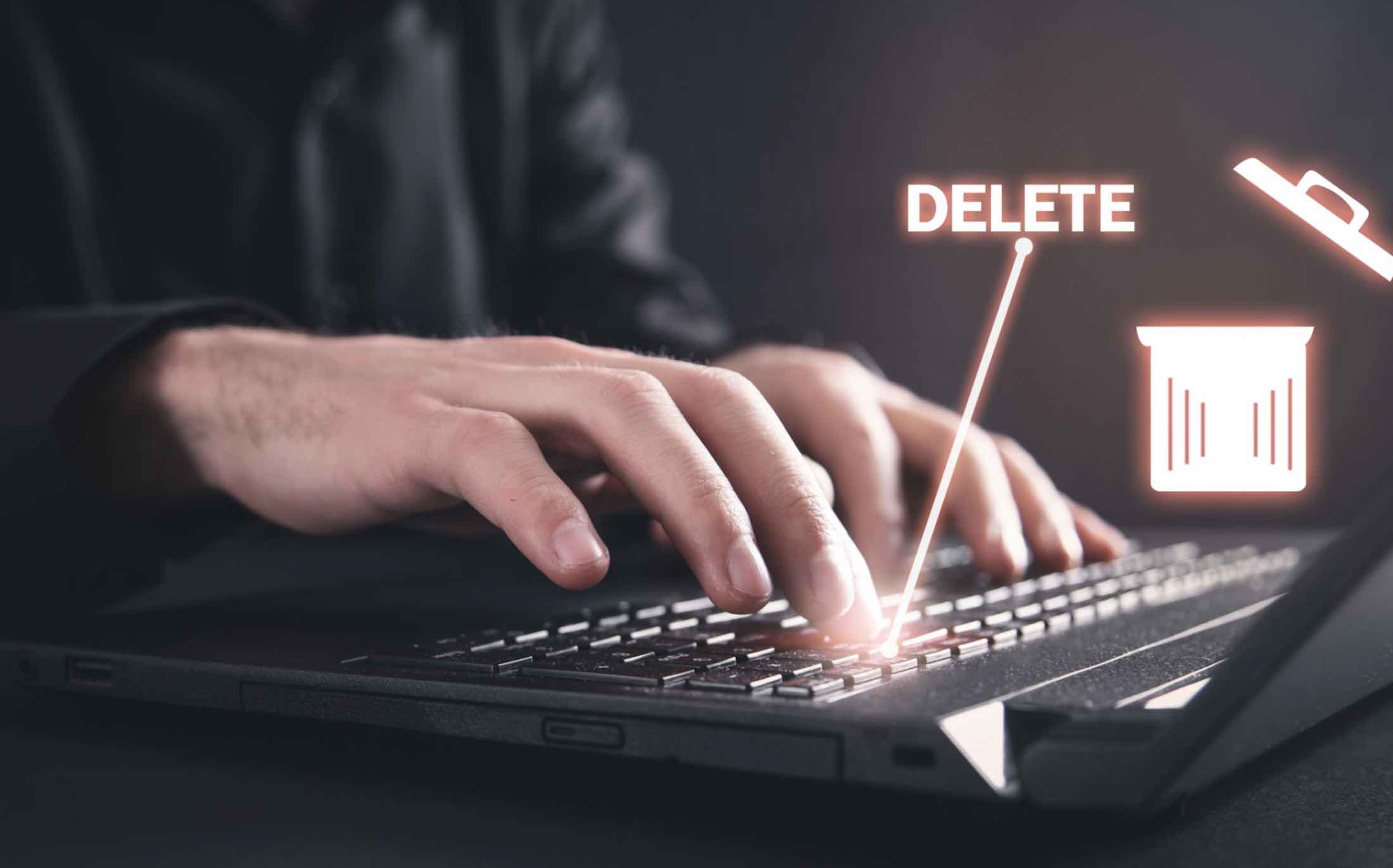 quạt laptop kêu to khi cắm sạc