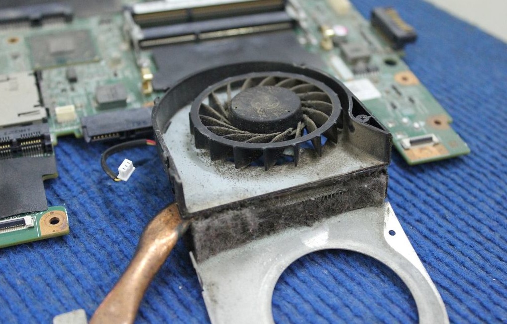 nguyên nhân quạt laptop kêu to khi cắm sạc