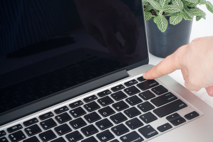 Khởi động lại laptop