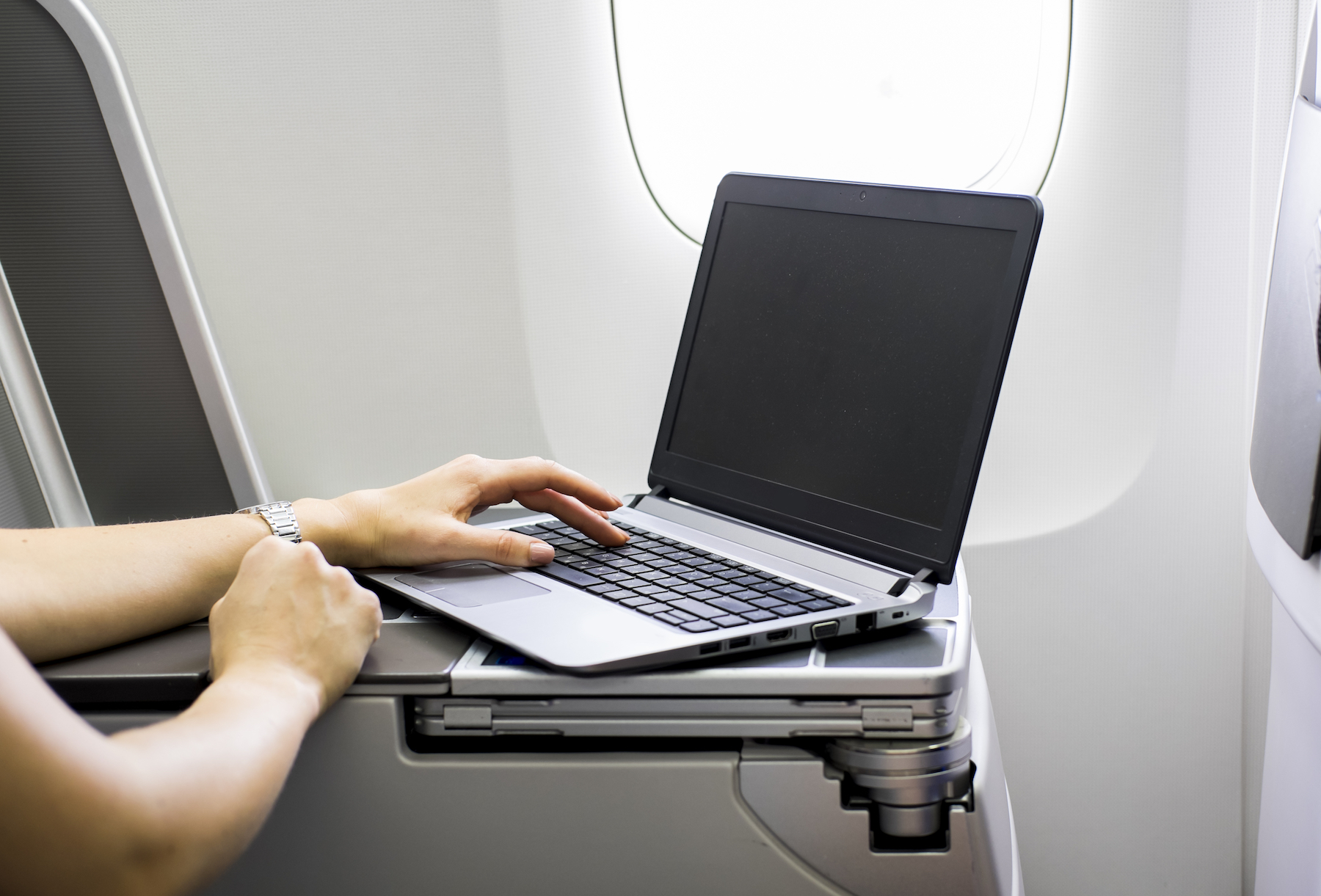 sạc laptop có được mang lên máy bay không