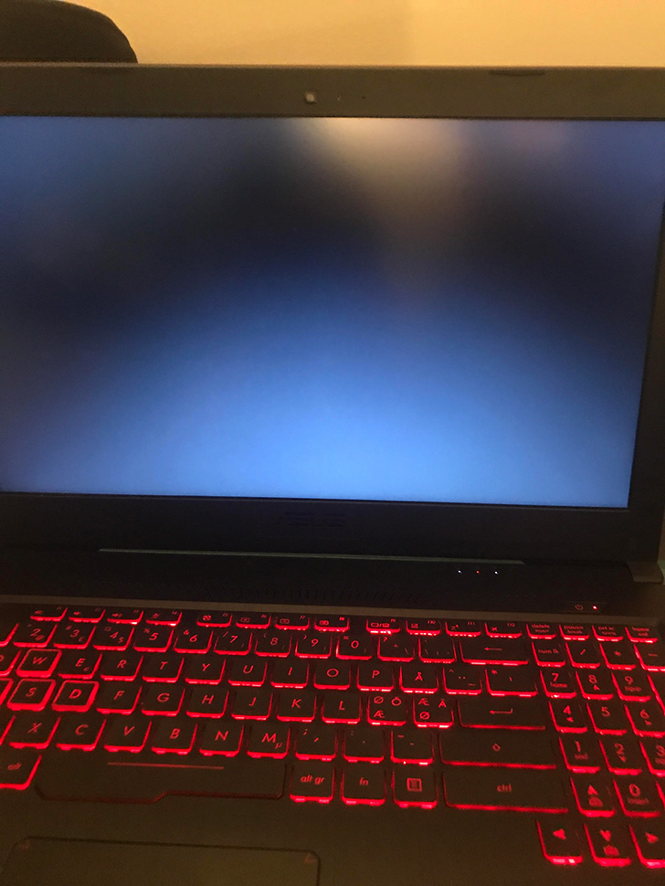 mở màn hình laptop không lên
