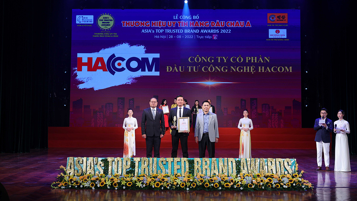 Nhân viên Hacom nhận giải thưởng Top thương hiệu hàng đầu Châu Á