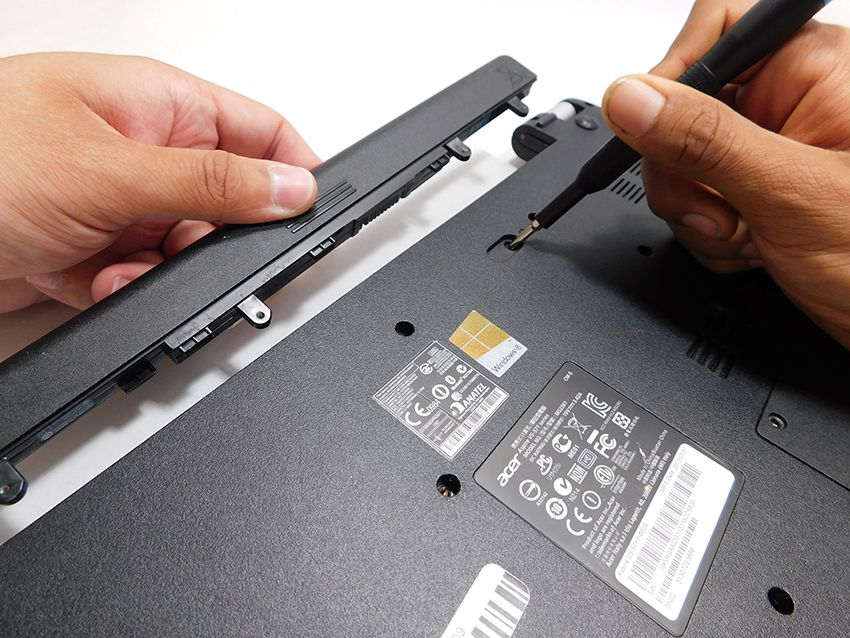 cách tháo pin laptop Acer