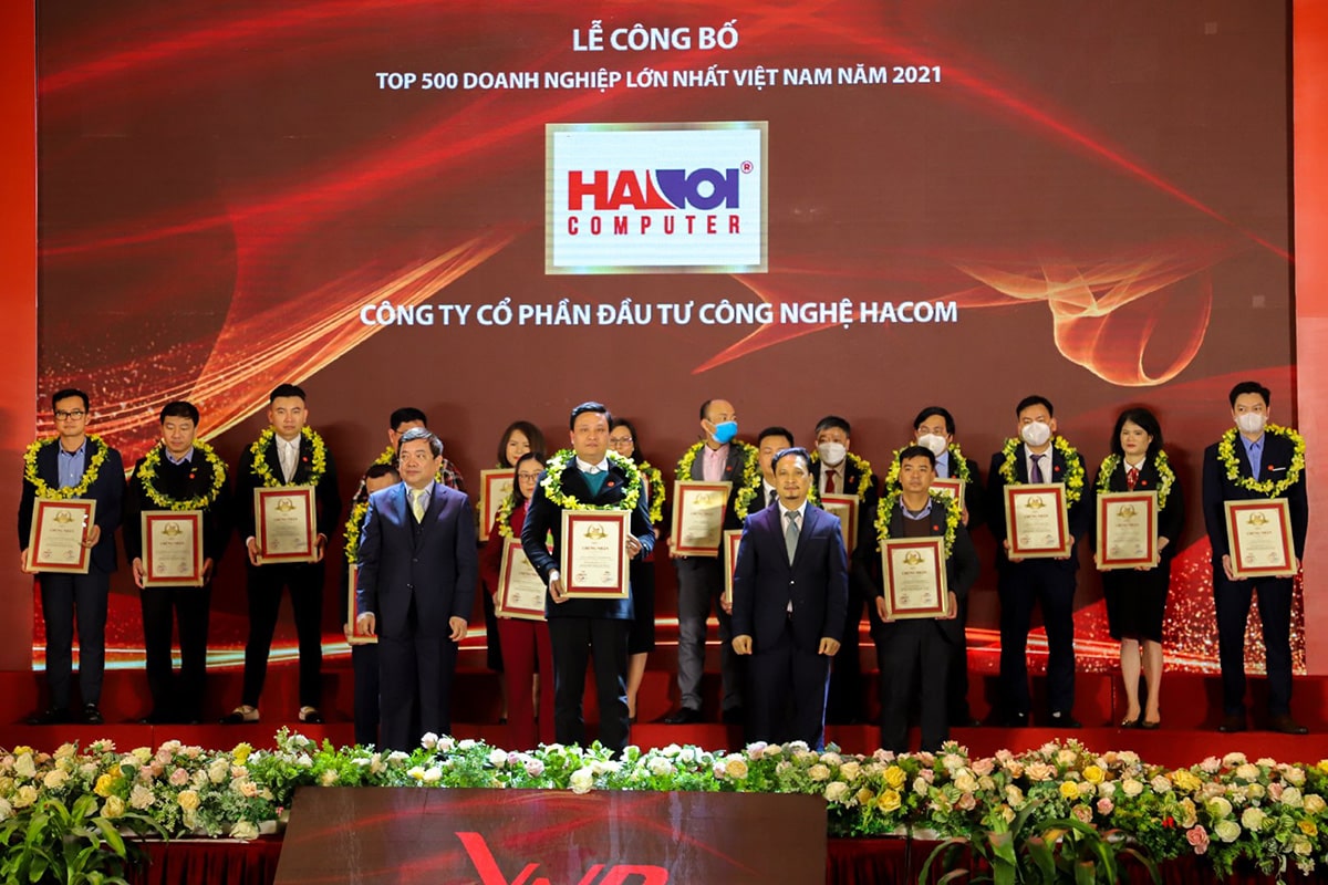 Con người HACOM nhận giải thưởng Top 500 Doanh nghiệp lớn nhất Việt Nam 2021
