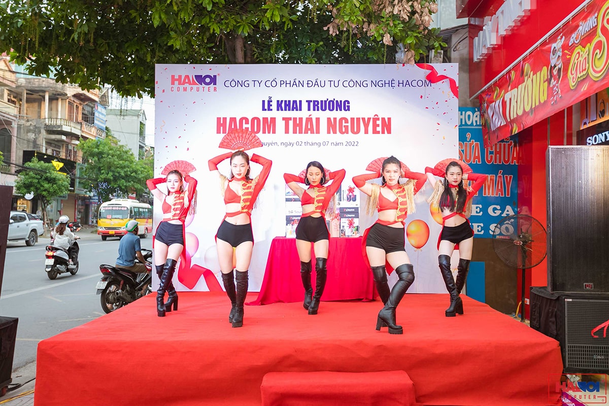 nhân viên HACOM biểu diễn múa khai trương chi nhánh HACOM Thái Nguyên