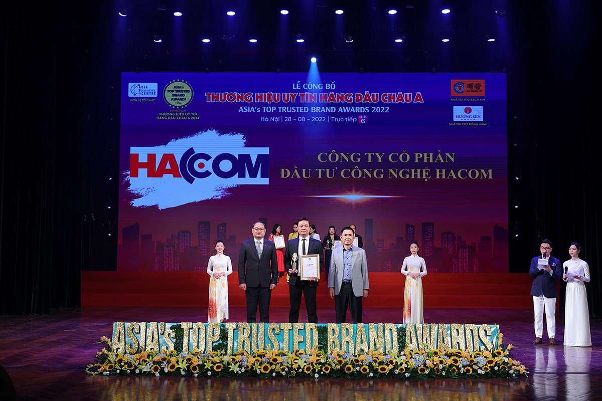 Nhân viên HACOM nhận giải thương hiệu uy tín hàng đầu Châu Á