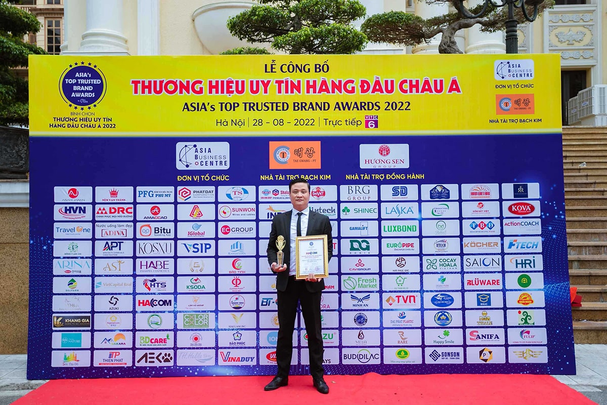 nhân viên HACOM nhận giải Top 50 thương hiệu uy tín Châu Á