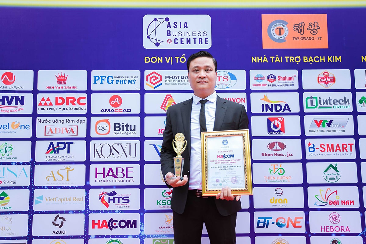 Nhân viên HACOM đoạt giải Top 50 thương hiệu uy tín Châu Á