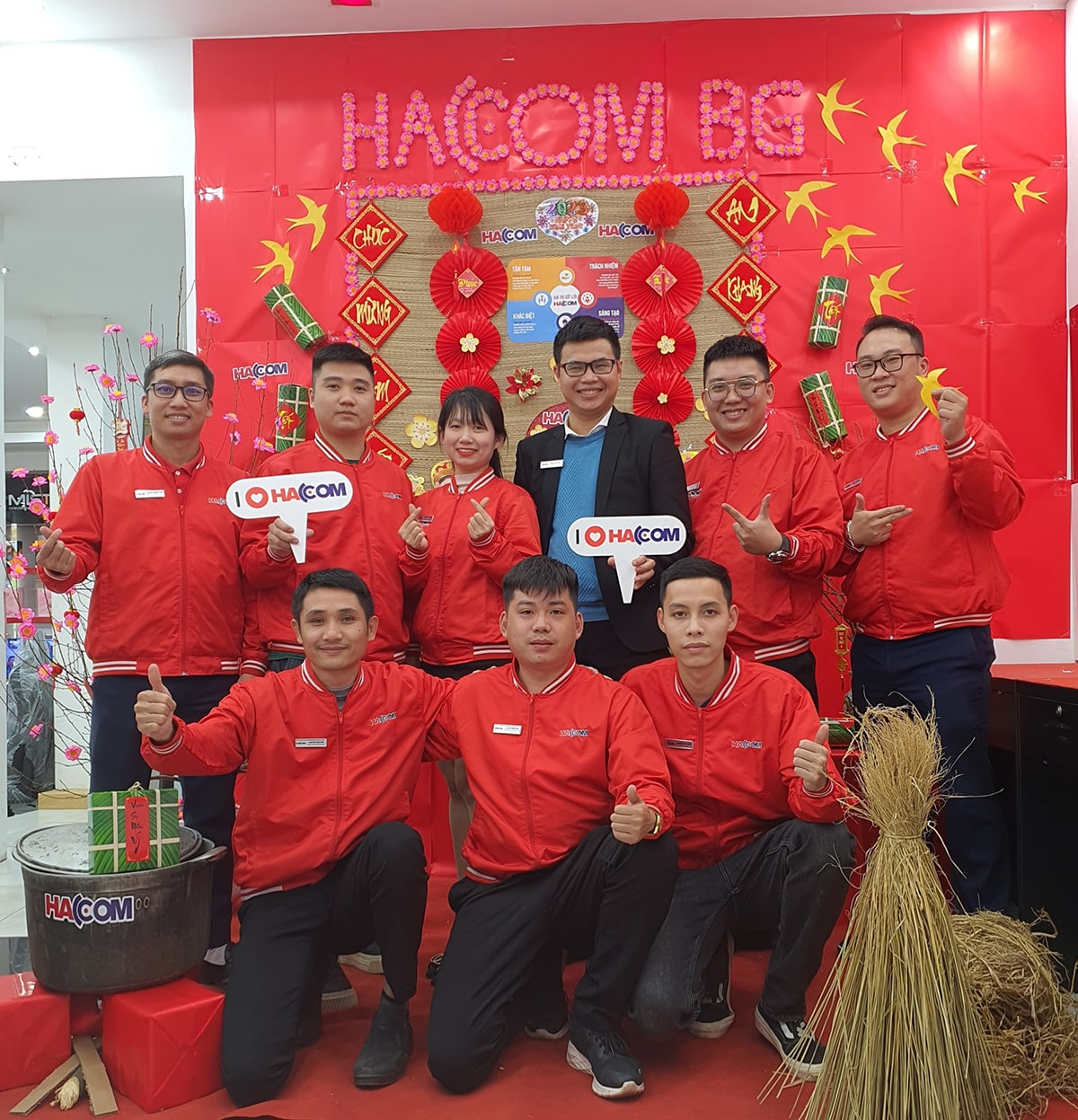 nhân viên HACOM chụp ảnh năm mới tại showroom HACOM