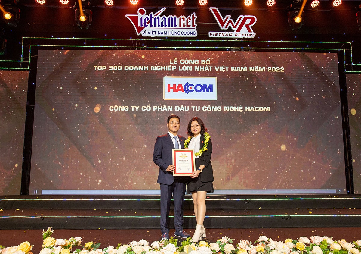 Nhân viên HACOM được trao giải Top 500 thương hiệu lớn nhất Việt Nam