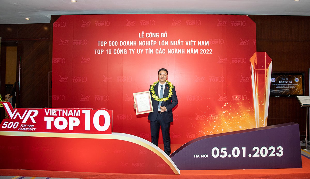 Nhân viên HACOM nhận giải Top 500 thương hiệu lớn nhất Việt Nam 2022