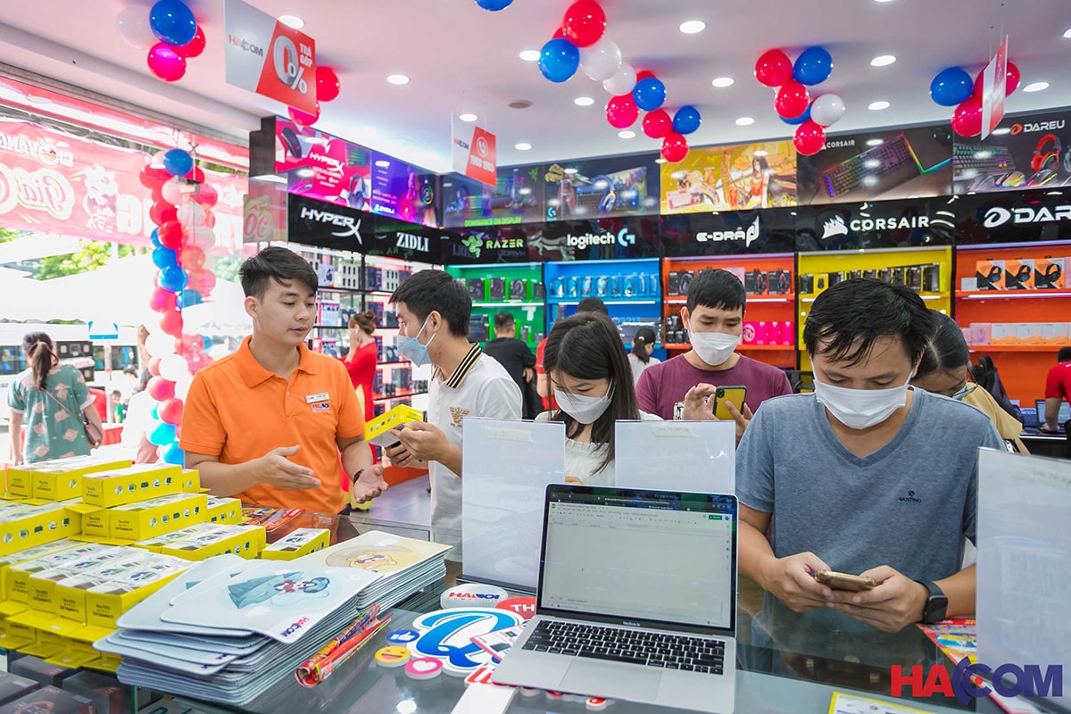 Nhân viên HACOM hỗ trợ khách hàng tại chi nhánh showroom HACOM Thanh Hóa