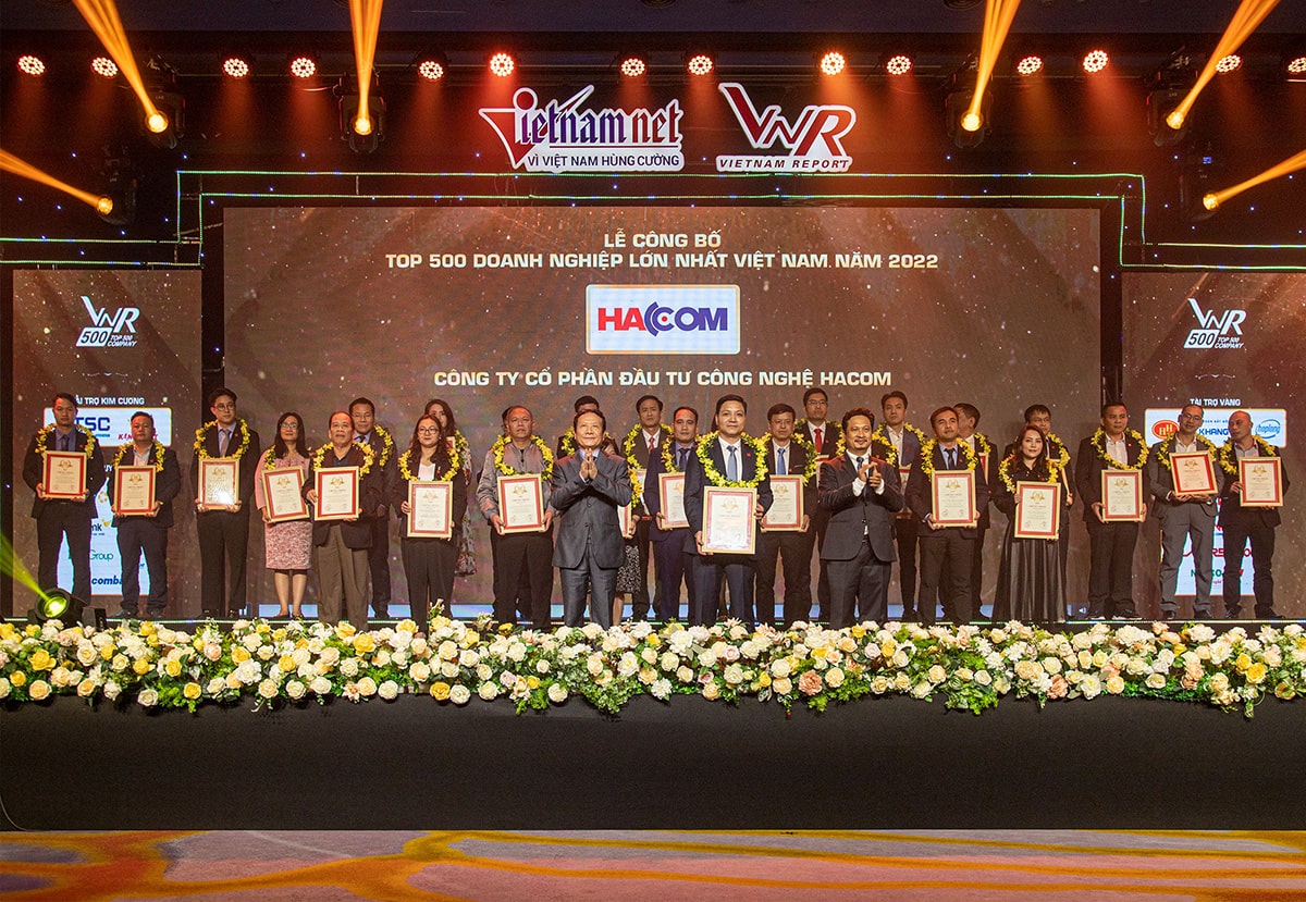Nhân viên HACOM nhận giải thưởng Top 500 thương hiệu lớn nhất Việt Nam