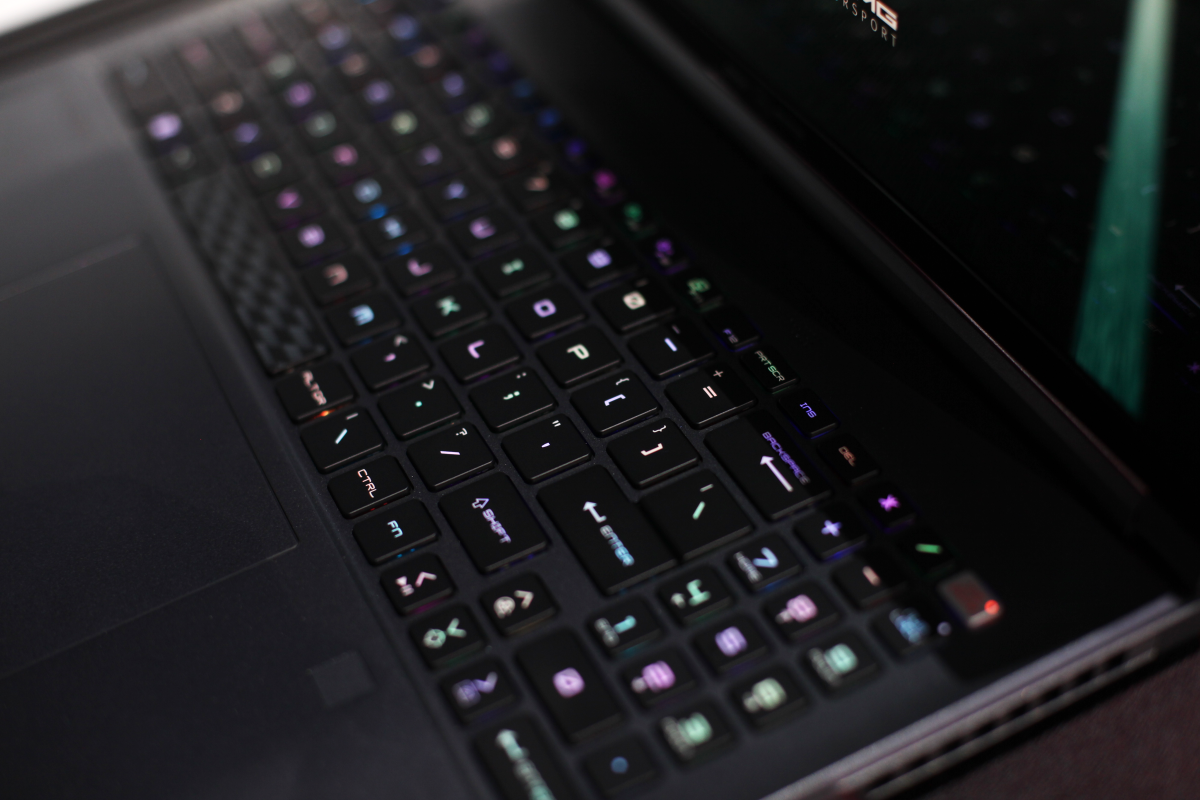 Hệ thống đèn màu RGB trên dải bàn phím do SteelSeries thiết kế