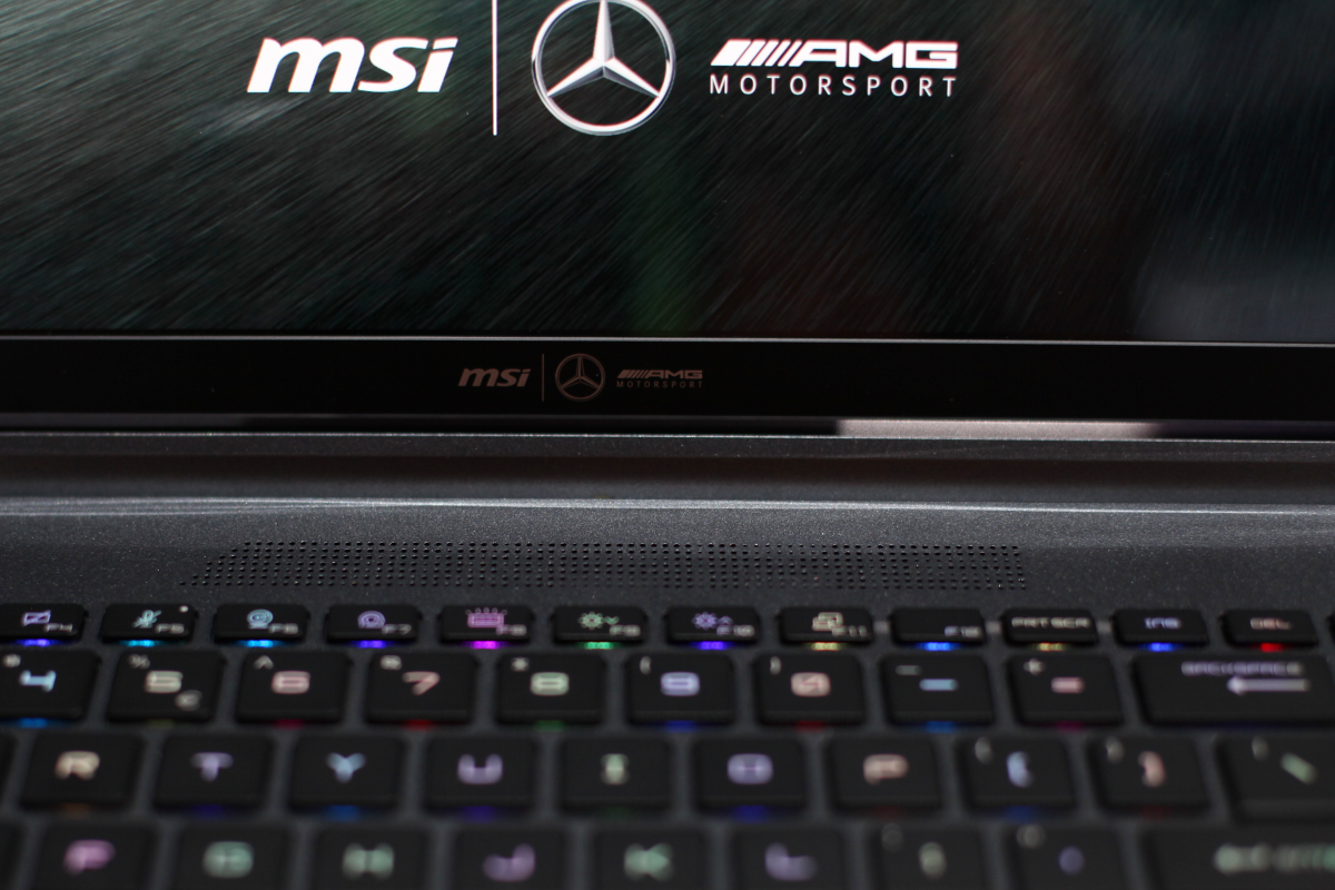 MSI cho biết họ trang bị cho mẫu laptop gaming siêu sang này hệ thống sáu loa Dynaudio độc quyền, tương tự hệ thống âm thanh cao cấp Burmester trên xe hơi Merceses-AMG