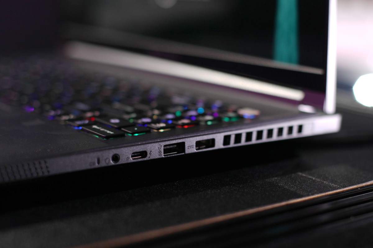 Mẫu laptop gaming siêu sang của MSI cũng hỗ trợ đầy đủ cổng kết nối gồm USB Type-A, USB Type-C, microSD, HDMI, Thunderbolt 4 hỗ trợ sạc, cổng DC, giắc cắm âm thanh