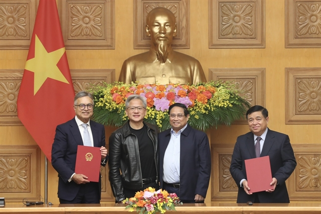 hủ tướng Phạm Minh Chính và ông Jensen Huang, Chủ tịch, Tổng Giám đốc Tập đoàn NVIDIA (Hoa Kỳ) chứng kiến Lễ ký Thỏa thuận hợp tác giữa Chính phủ Việt Nam và Tập đoàn NVIDIA về nghiên cứu và phát triển trí tuệ nhân tạo. (Ảnh: Dương Giang/TTXVN)