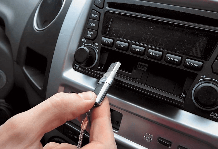 Tải nhạc vào usb để nghe trên ô tô rất tiện lợi khi lái xe